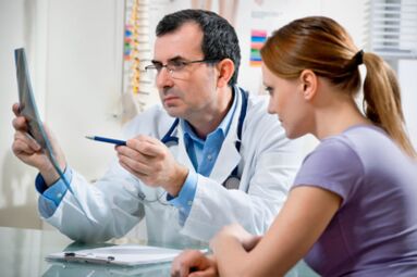 Όταν εμφανιστούν τα πρώτα σημάδια οστεοχόνδρωσης της περιοχής του θώρακα, συνιστάται να συμβουλευτείτε αμέσως έναν γιατρό