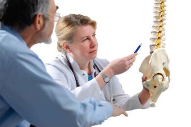 Ο γιατρός συμβουλεύει τον ασθενή για τα σημάδια της οστεοχόνδρωσης της θωρακικής μοίρας της σπονδυλικής στήλης