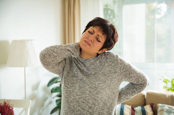Μια γυναίκα πάσχει από οστεοχόνδρωση της αυχενικής μοίρας της σπονδυλικής στήλης