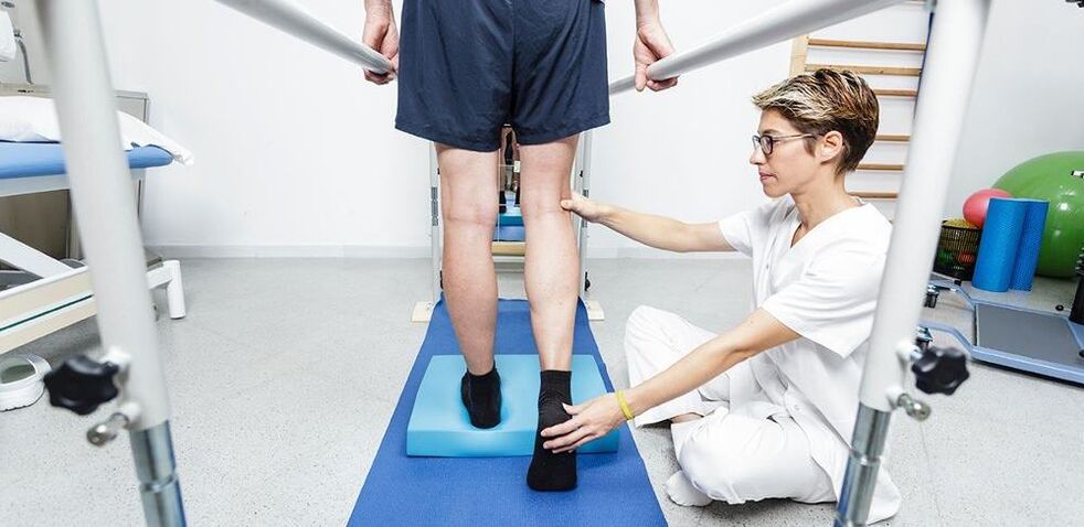 Φυσιοθεραπευτής που διδάσκει ασθενείς με οστεοαρθρίτιδα γόνατος